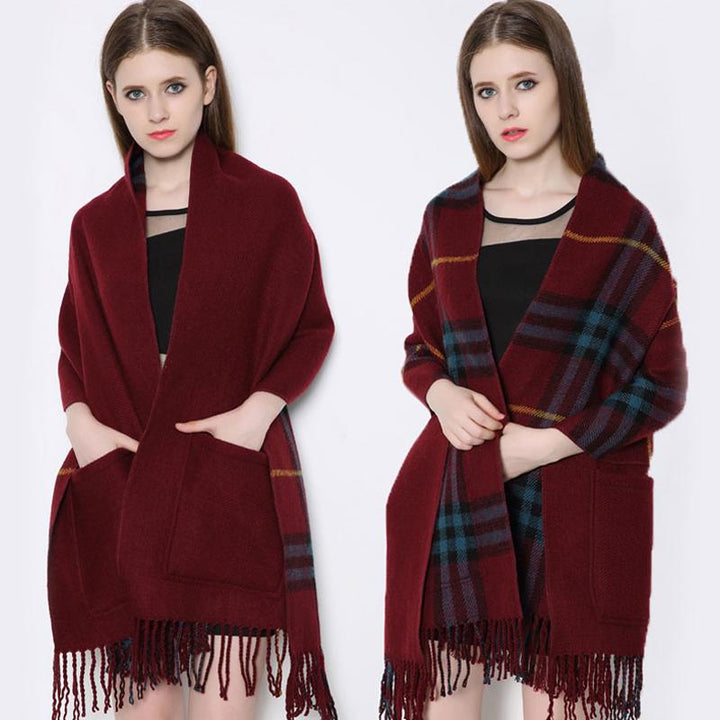 "Unisex Pläd Sjalomslag med fickor i kashmirblandning, rutigt mönster, grå färg, 200x55 cm, perfekt för höst/vinter."
