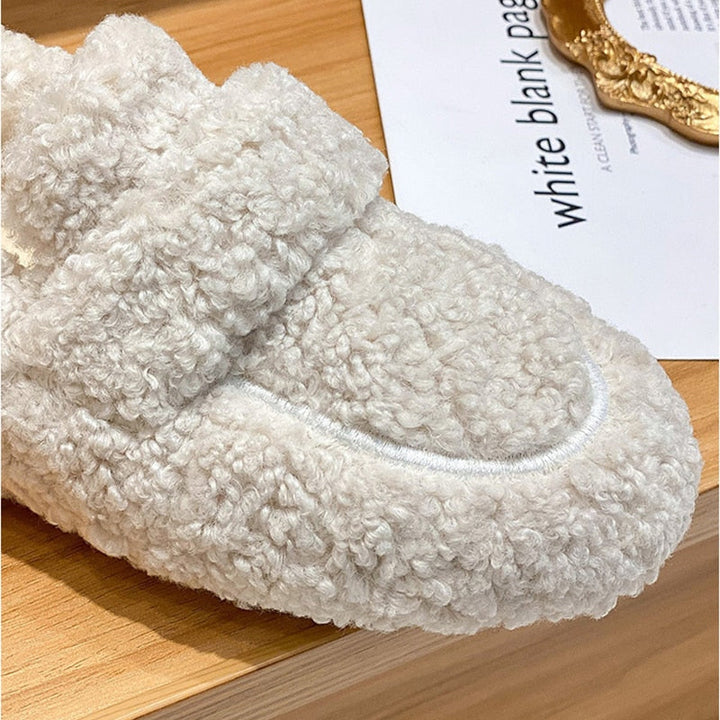 Unisex hemmatofflor i plysch, mörkblå, designade för komfort och säkerhet med halkskydd.
