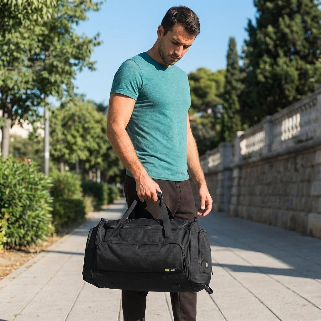 Unisex reseduffel i polyester med flera fack. Perfekt organiserad weekendväska för resor och träning.