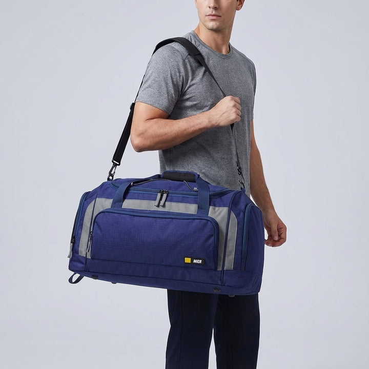Bärbar unisex reseduffel, lätt att bära. Stilren duffelväska för kvinnor och män, perfekt för weekendresor.