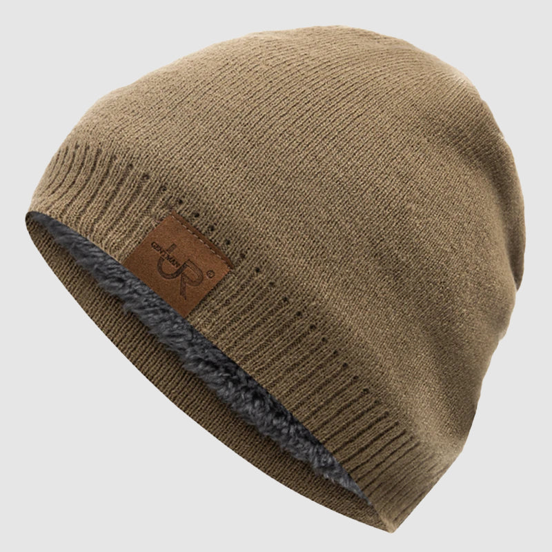 Närbild på en klassisk ribbstickad vintermössa för unisex med mjukt fleecefoder, idealisk för kyla.