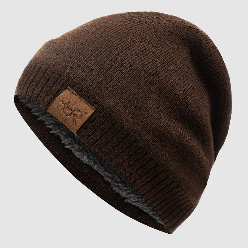 Varm fritidsmössa, ribbstickad i mörkblått, med tjockt fleecefoder som lämpar sig för unisex användning.