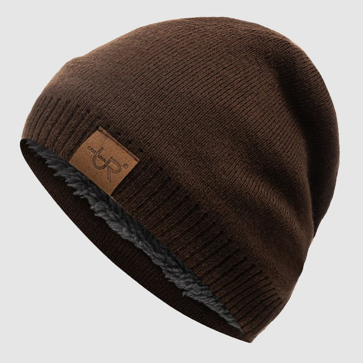 Varm fritidsmössa, ribbstickad i mörkblått, med tjockt fleecefoder som lämpar sig för unisex användning.