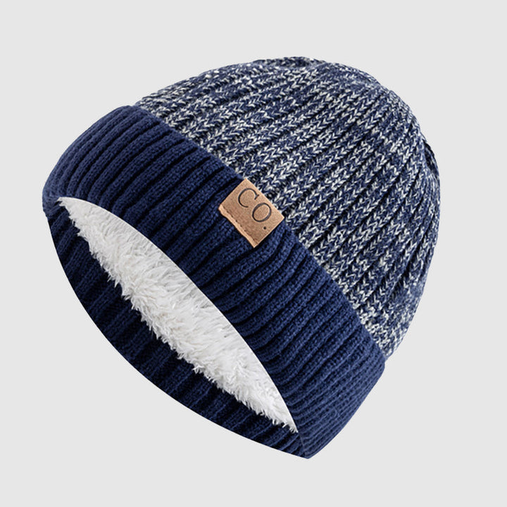Närbild på textur av grå unisex stickad mössa, Roadster stil, perfekt vinteraccessoar.