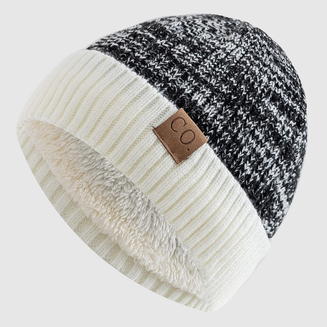 Vit Roadster beanie mössa, liggandes platt, framhäver den mjuka stickade kvaliteten och designen.