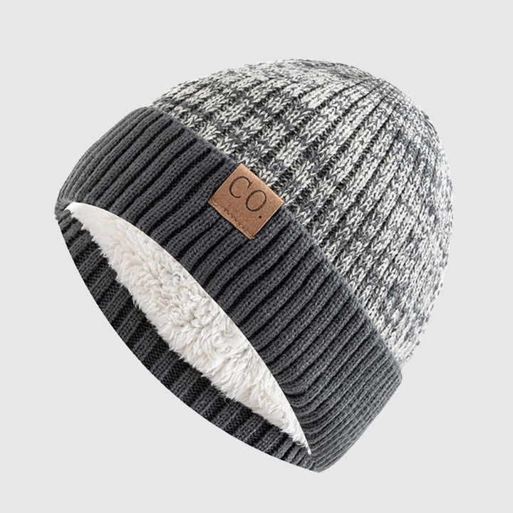 Unisex mössa i jordnära färg, fotograferad utomhus, för kalla dagar, med stilfull Roadster design.