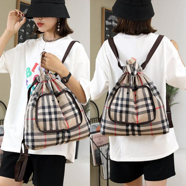 Unisex ryggsäck i slitstarkt nylontyg med dragsnöre, stiligt tryck. Perfekt för vardag och resor, lätt och rymlig.