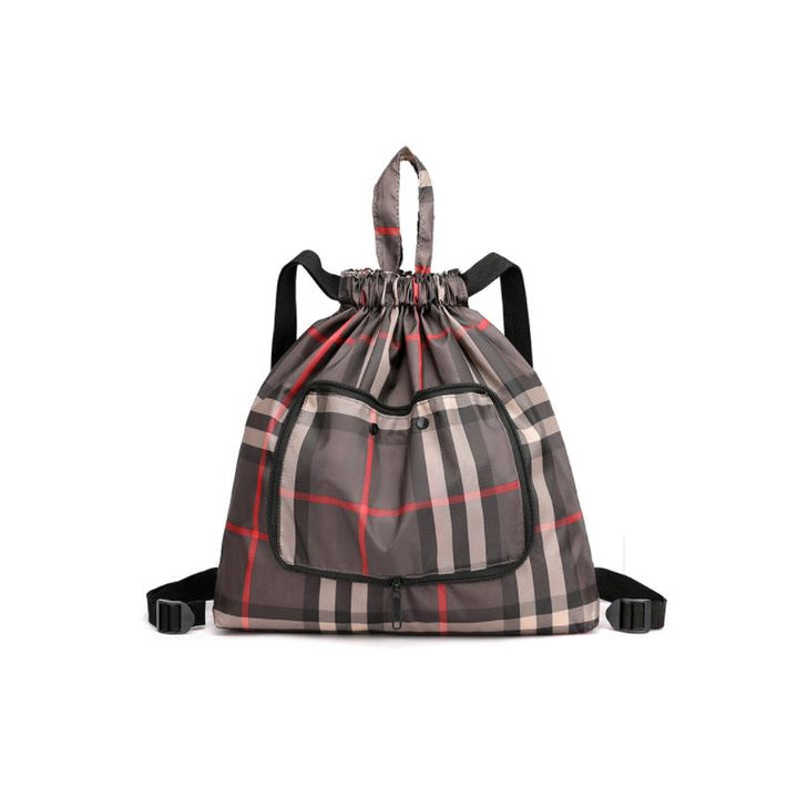 Unisex ryggsäck i slitstarkt nylontyg med dragsnöre, stiligt tryck. Perfekt för vardag och resor, lätt och rymlig.