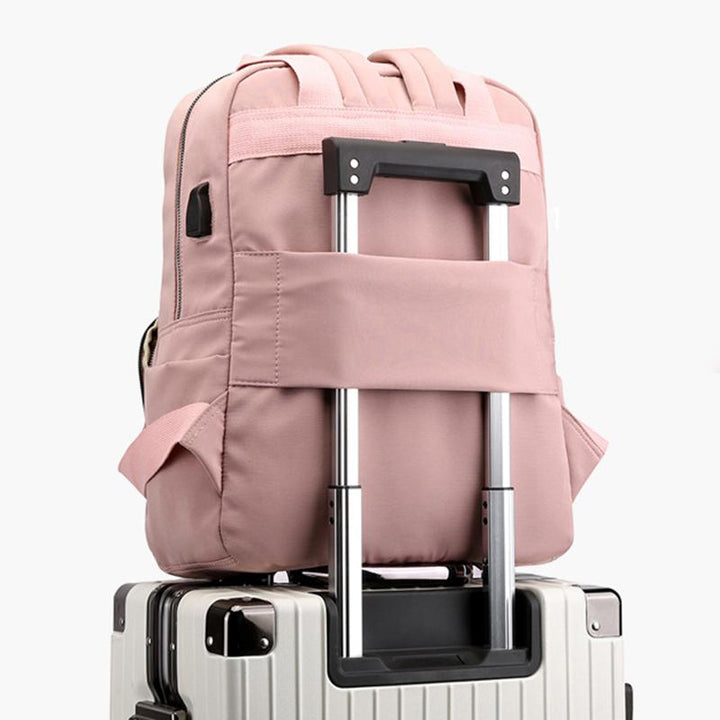 "Unisex ryggsäck med laddningsport, rymlig design, justerbara axelband och åtta färger, perfekt för resor och pendling."