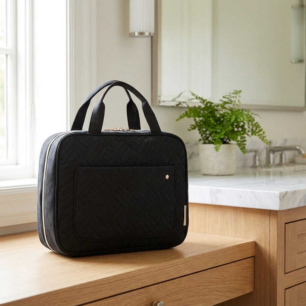 Unisex rymlig necessär för resor, organiserad för toalettartiklar och smink. Perfekt för packning.