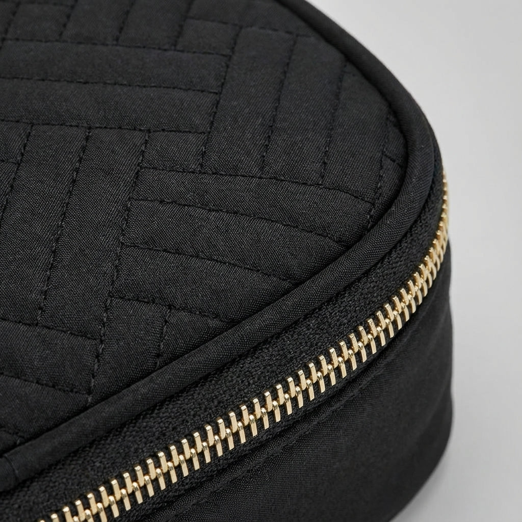 Kompakt unisex resenecessär stängd, redo för packning i resväskan. Hållbar och praktisk design.