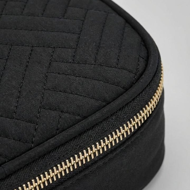 Kompakt unisex resenecessär stängd, redo för packning i resväskan. Hållbar och praktisk design.