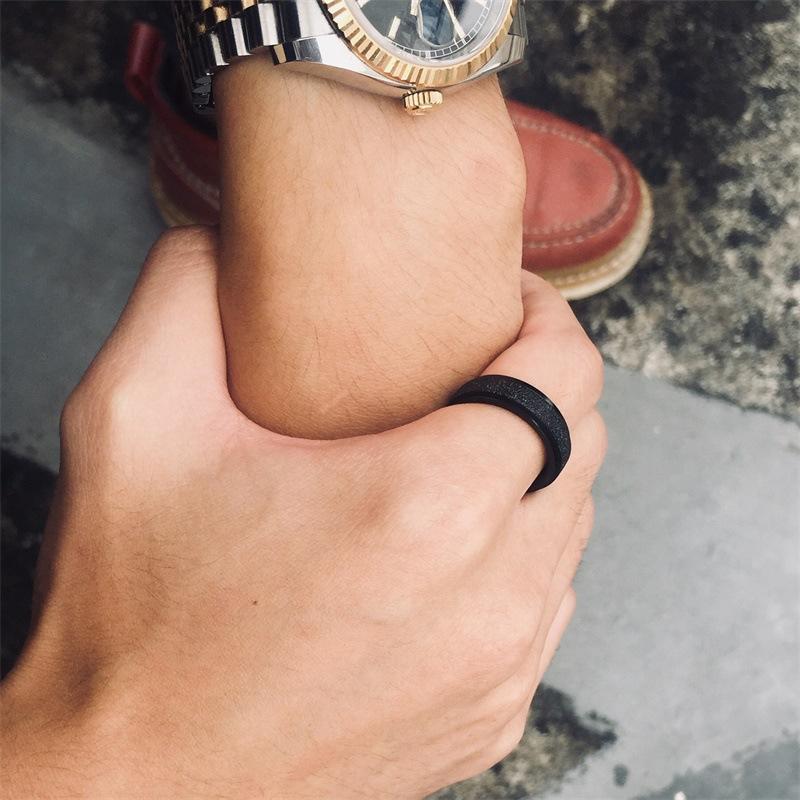 "Unisex sandblästrad roterande fidget ring i rostfritt stål, elegant och modern design, flera färger tillgängliga."