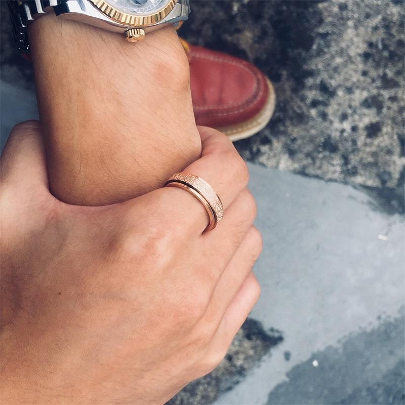 "Unisex sandblästrad roterande fidget ring i rostfritt stål, elegant och modern design, flera färger tillgängliga."