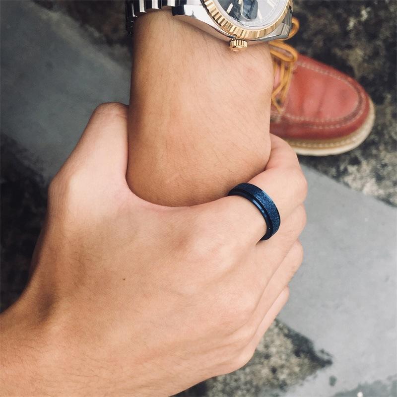 "Unisex sandblästrad roterande fidget ring i rostfritt stål, elegant och modern design, flera färger tillgängliga."