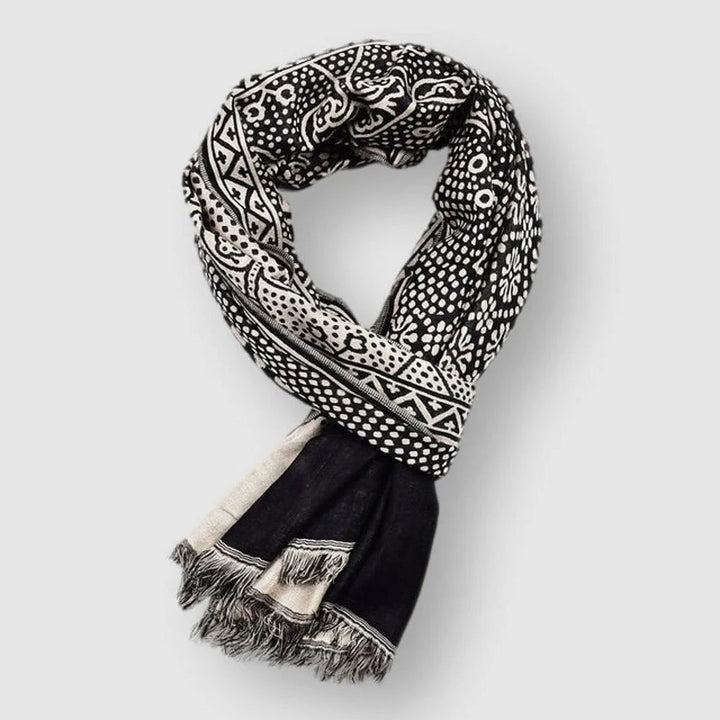 Mångfärgad mönstrad unisex sjal draperad över axlarna, ger värme och stil. Idealisk present.