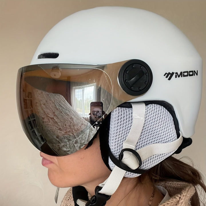 Modern skidhjälm med avancerat PC+EPS-material, erbjuder maximal säkerhet och passform.