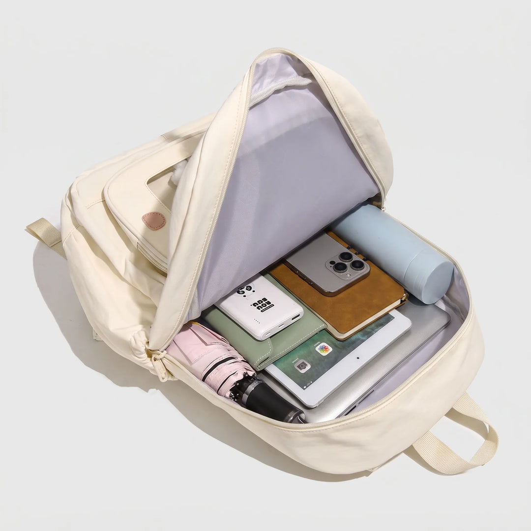Rymlig unisex studentryggsäck, ideal som dagväska med anpassningsbart fönster för pins.