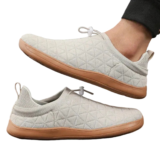 Unisex slip-on skor med grå quiltad design, perfekta som bekväma inomhus- eller vardagsskor.