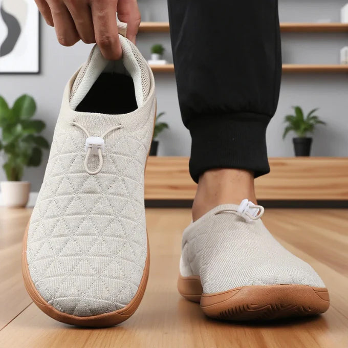 Närbild av den quiltade ovandelen på ett par mjuka unisex slip-ons, framhäver texturen och det lätta materialet.