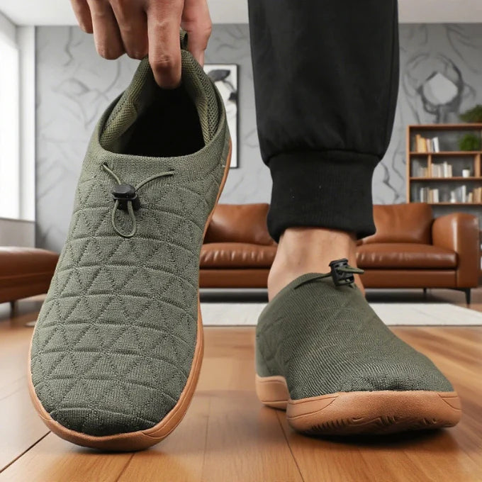 Ett par bekväma, lätta och mjuka unisex slip-on skor för kvinnor, med en stilren quiltad finish.