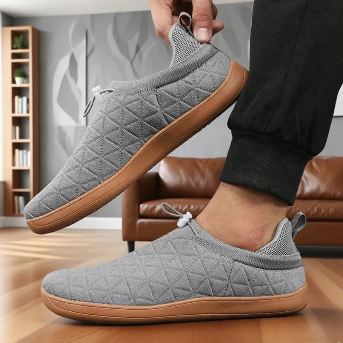 Unisex inomhusskor i slip-on design med quiltad yta, idealiska för avkoppling med maximal komfort.