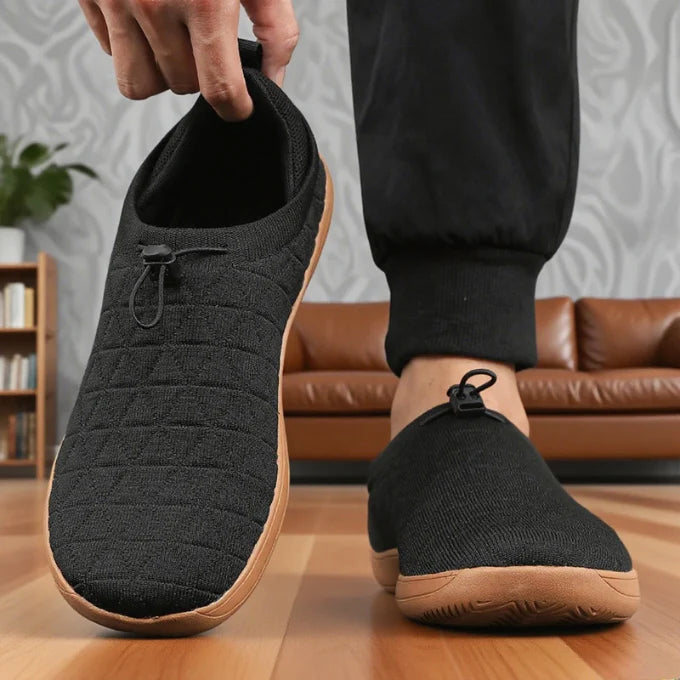 Från sidan visar denna bild de lätta slip-on skorna med quiltad design i en neutral kulör, perfekta för vardag.