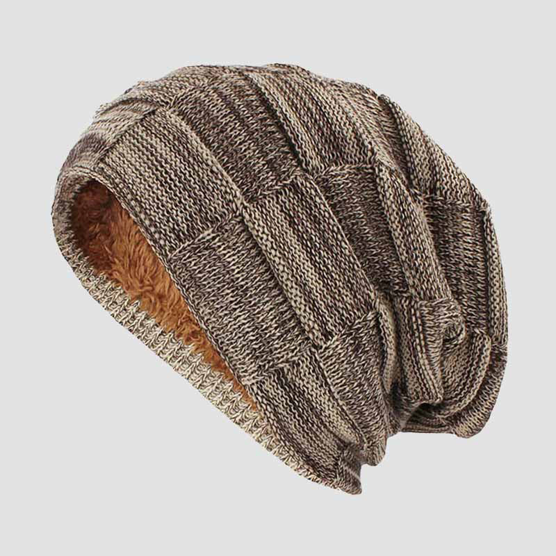 Närbild på textur av varm, bekväm stickad slokmössa i ylle, perfekt unisex accessoar för kyliga dagar.