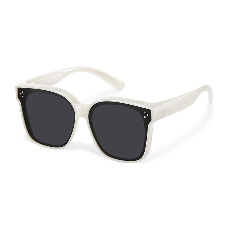"Unisex snap-on solglasögon, fästa på vanliga glasögon, lätt design, nyanser: beige, mörkgrön, svart, silvergrå."