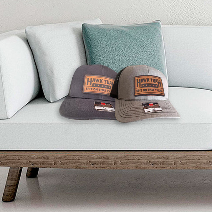 Unisex snapback baseballkeps i svart och grått, justerbar passform, stilren design, perfekt för både män och kvinnor.