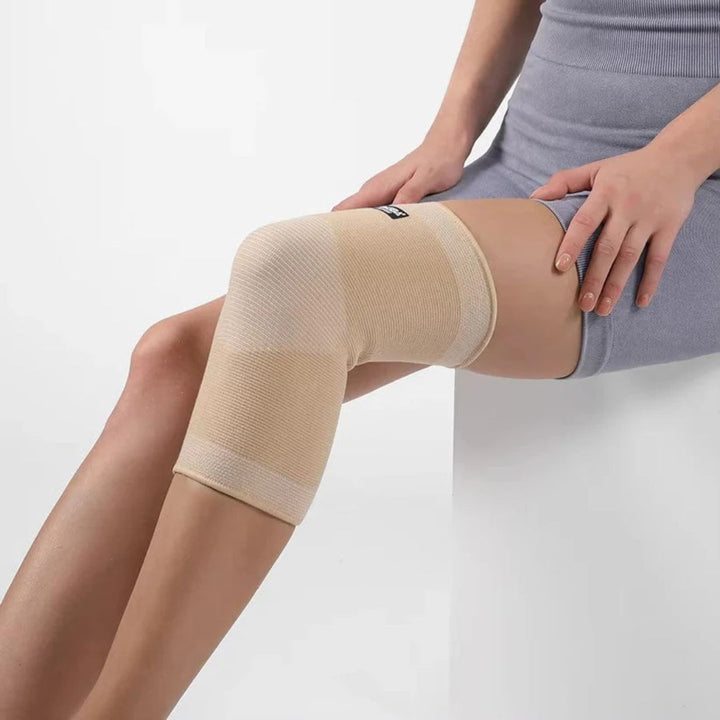 Ergonomiskt unisex knästöd som förbättrar stabilitet och komfort vid intensiva sportaktiviteter.