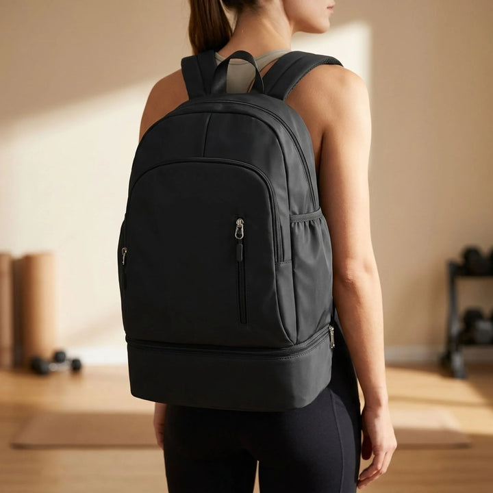 Unisex sportryggsäck i nylon med separat skofack. Idealisk för träning, gym och resor. Svart, rymlig ryggsäck.