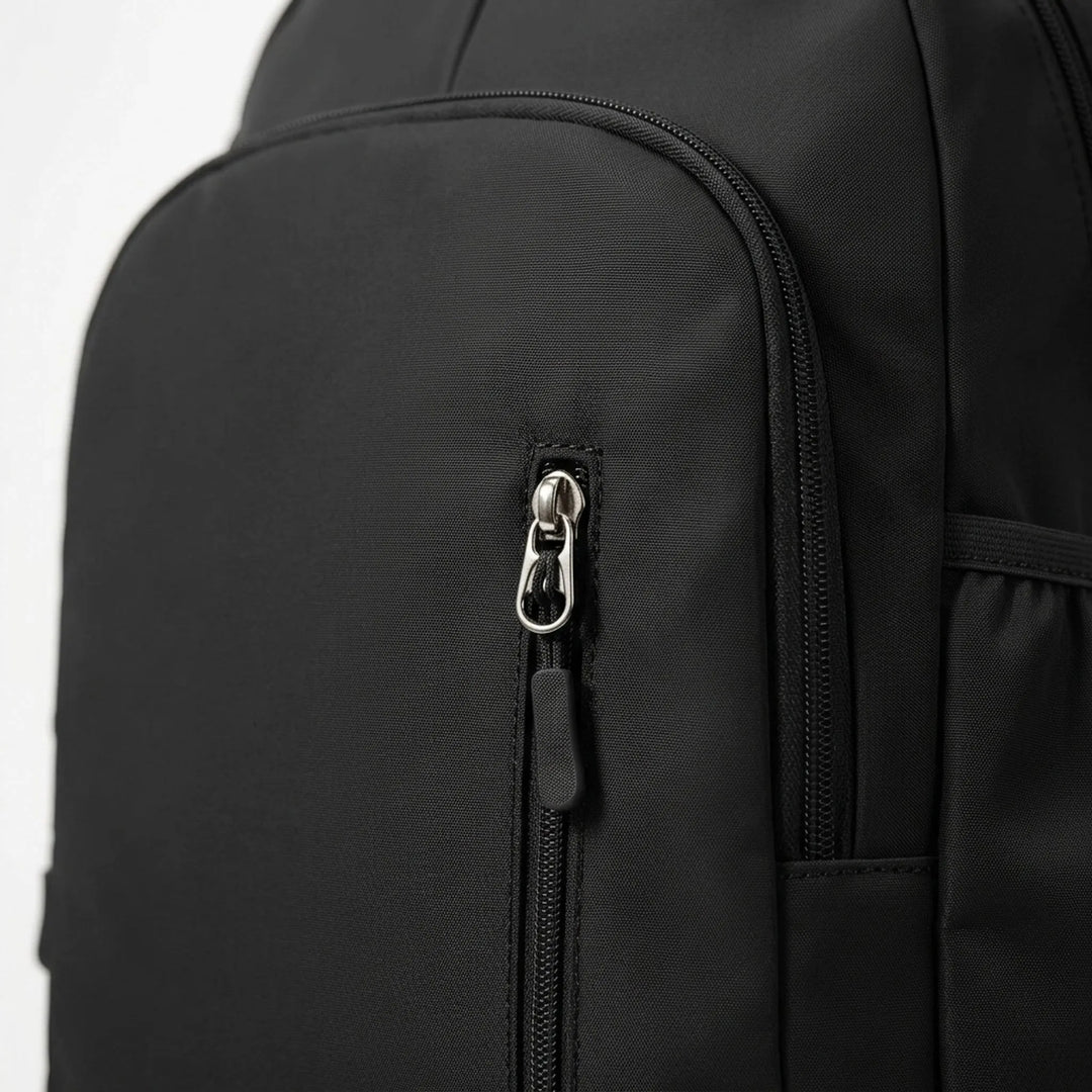 Unisex sportryggsäck bärs av person. Snygg design och bekväm för gym, pendling eller kortare resor. Activewear väska.
