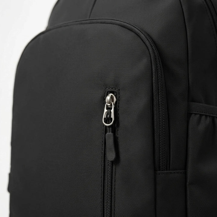 Unisex sportryggsäck bärs av person. Snygg design och bekväm för gym, pendling eller kortare resor. Activewear väska.