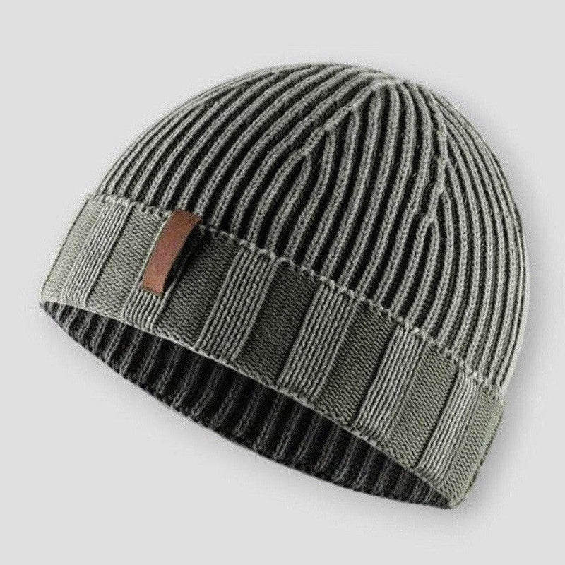 Kvinna med en bekväm unisex mössa i sliten design, idealisk för en avslappnad streetwear-look.