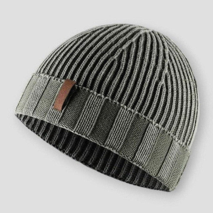 Kvinna med en bekväm unisex mössa i sliten design, idealisk för en avslappnad streetwear-look.