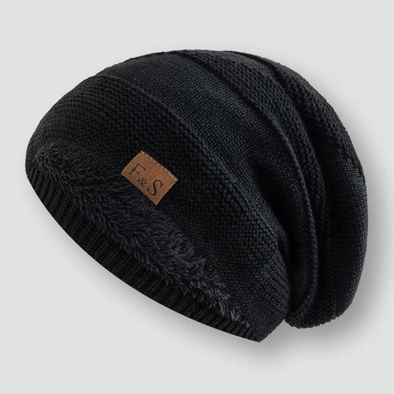 Modell bär bekväm unisex stickad mössa med stretch och varmt fleecefoder.