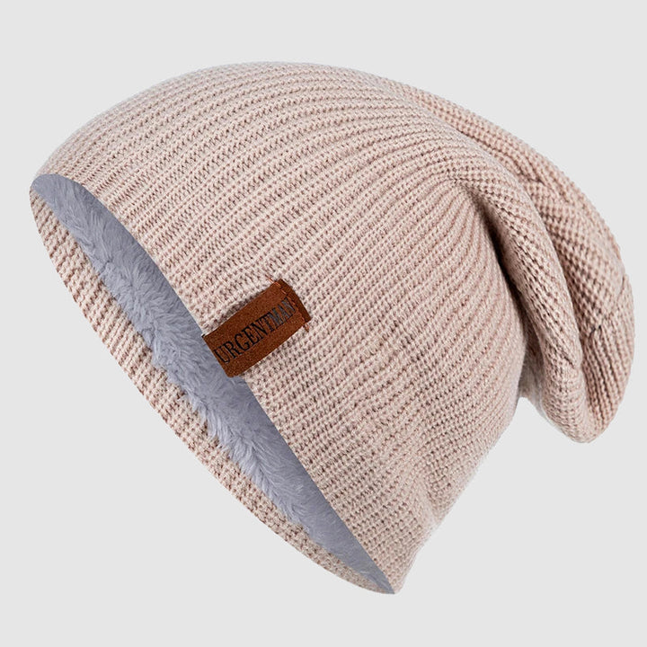 Stickad unisex mössa med bekvämt fleecefoder för extra värme och komfort utomhus.