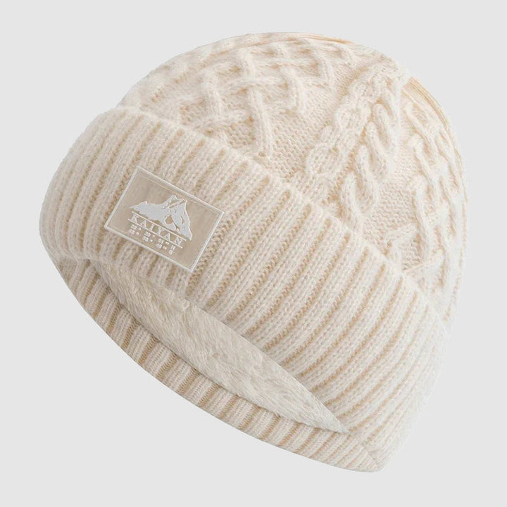 Närbild på en mysig, stickad unisex mössa med fleecefoder för extra värme