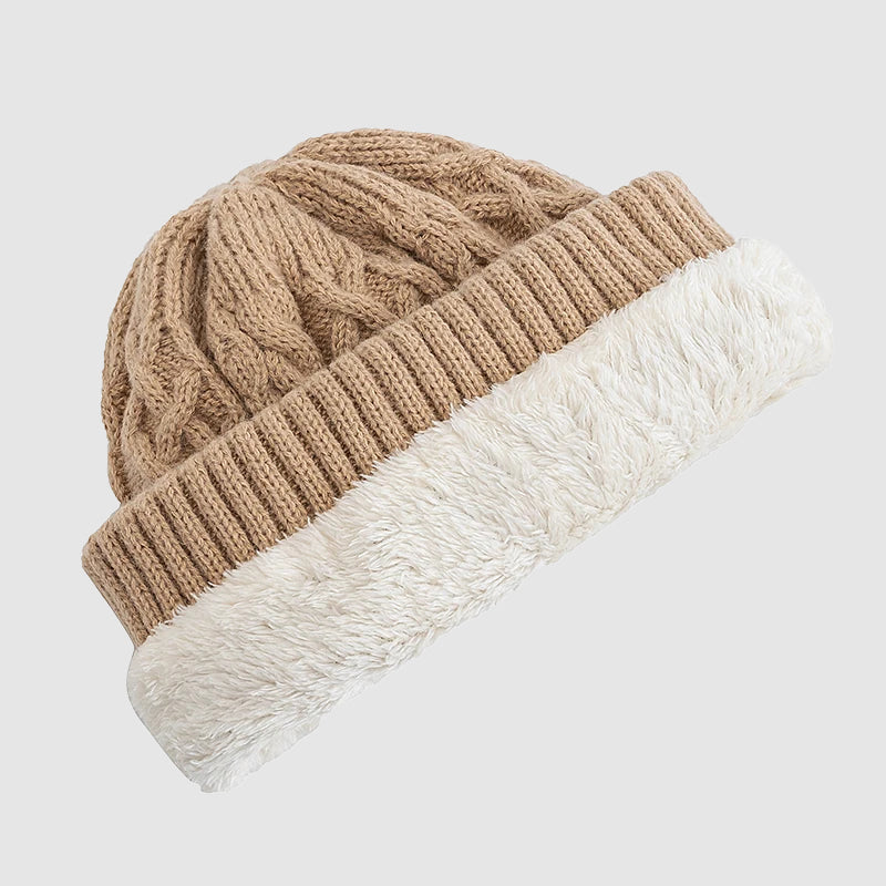 Detaljbild av textur på stickad unisex mössa, fokus på kvalitet & design