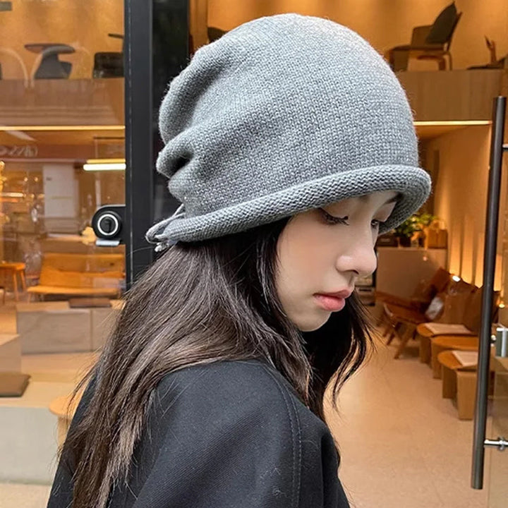 "Unisex stickad mössa med 'Show Face' effekt, stilren och värmande, i svart akryl för kalla vinterdagar, modern accessoar."