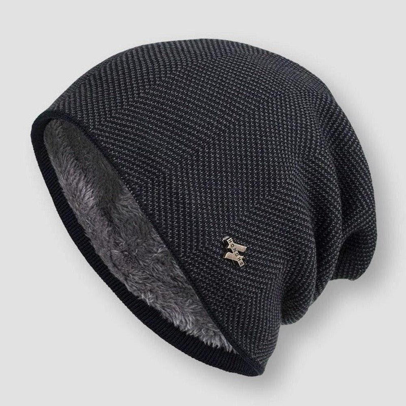 Elastisk fuskpälsfodrad vintermössa i enfärgad design, en mysig accessoar för utomhusaktiviteter.