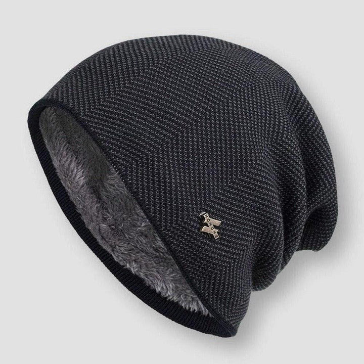 Elastisk fuskpälsfodrad vintermössa i enfärgad design, en mysig accessoar för utomhusaktiviteter.