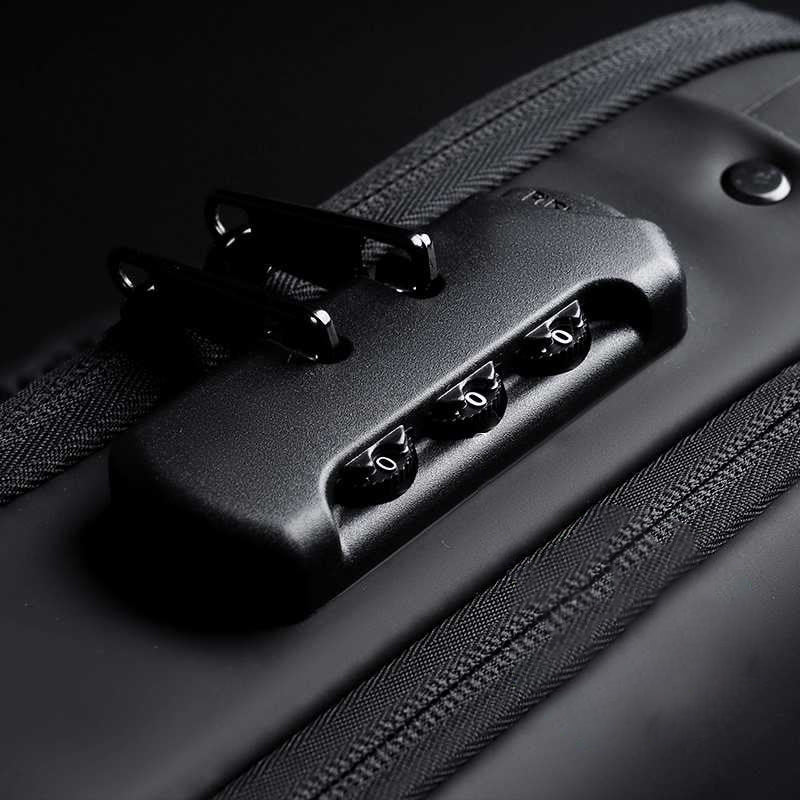 "Unisex stöldskydd bröstväska i svart PU, reflekterande detaljer, framifrån, säker och stilren för dagligt bruk."