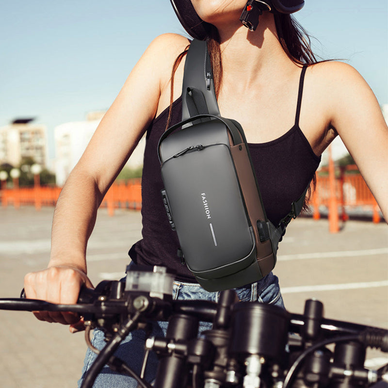 "Unisex stöldskydd bröstväska i svart PU, reflekterande detaljer, framifrån, säker och stilren för dagligt bruk."