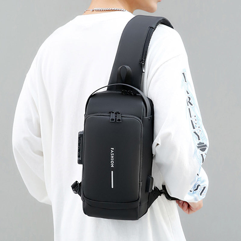 "Unisex stöldskydd bröstväska i svart PU, reflekterande detaljer, framifrån, säker och stilren för dagligt bruk."