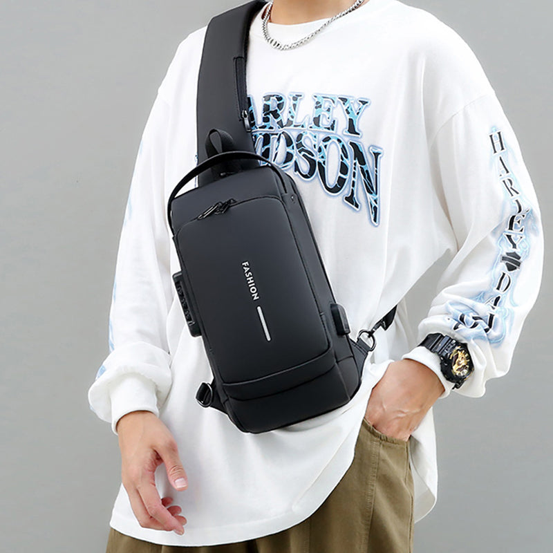 "Unisex stöldskydd bröstväska i svart PU, reflekterande detaljer, framifrån, säker och stilren för dagligt bruk."