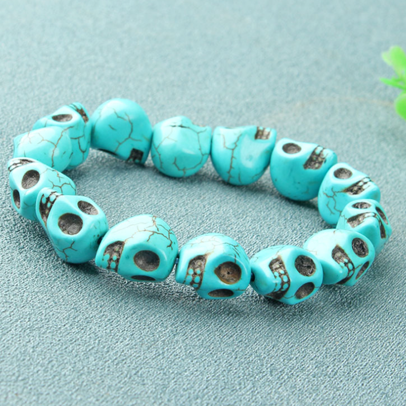 "Unisex strandarmband med färgglada stenar och skalle-design, handgjort för unikt stiluttryck."