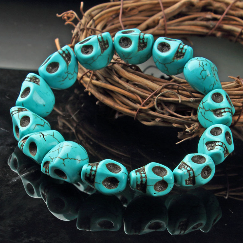 "Unisex strandarmband med färgglada stenar och skalle-design, handgjort för unikt stiluttryck."