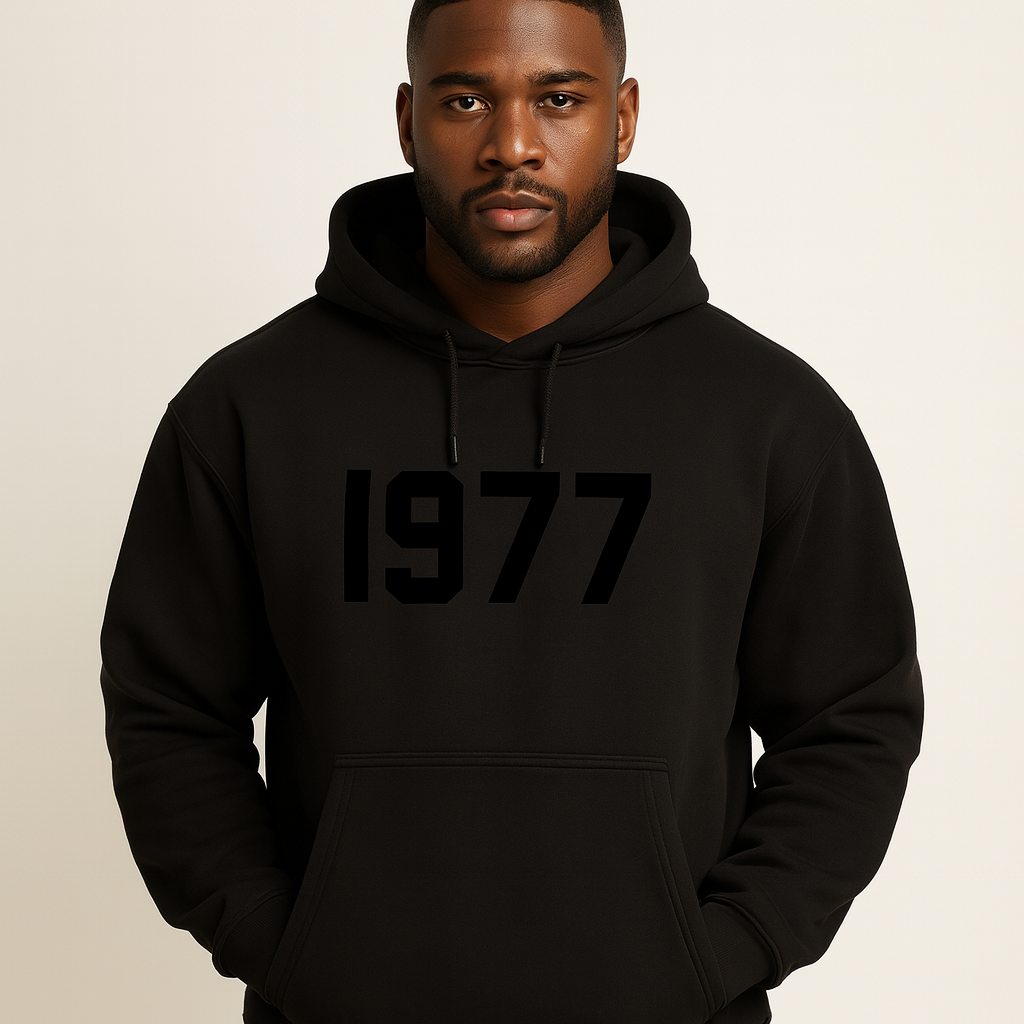 Streetwear hoodie för unisex med ikoniska raglanärmar och retro-känsla.